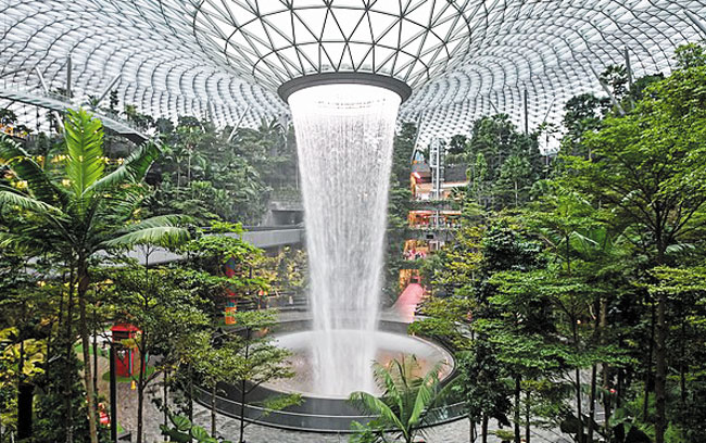 싱가포르 창이 국제공항 안에 있는 인공 정원. 40m 높이의 인공 폭포가 있어요. /위키피디아