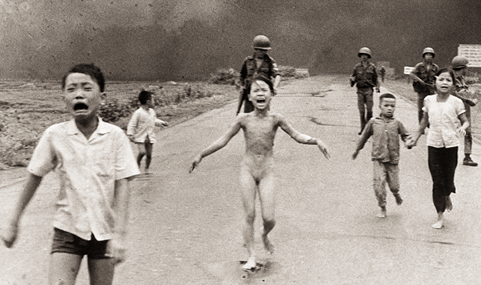 ‘네이팜탄 소녀’로 불리는 판티 킴 푹(가운데)이 9살이었던 1972년 6월 8일 울면서 도로 위로 도망치는 모습. 킴 푹은 미국 마이애미주의 한 피부과에서 지난 6월 30일(현지 시각) 마지막 화상 후유증 치료를 마쳤다고 해요. /위키피디아