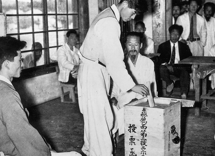 1948년 5월 10일 제헌국회를 구성하기 위한 총선거가 유엔 감시하에 이뤄졌어요. 사진은 당시 투표장 모습.