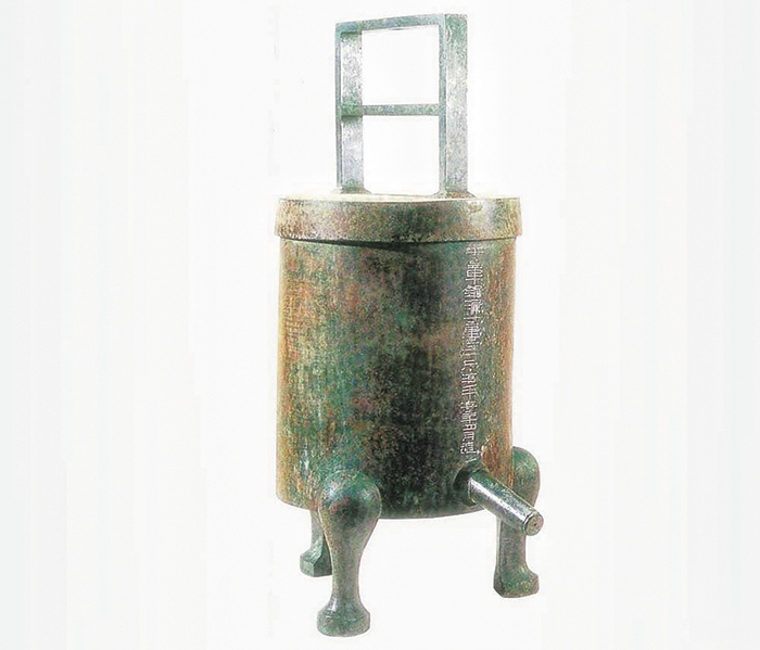 中国漢王朝の墓から出土した水時計。 一定量の水を入れ、目盛りで時間を計る。