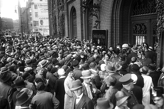 1931년 독일의 중앙은행인 제국은행이 파산하고 시중은행이 연쇄 도산하자 돈을 인출하기 위해 시민들이 은행 앞에 모여있는 모습. /위키피디아