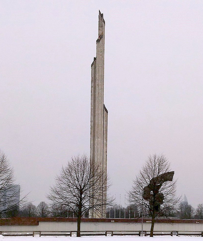 라트비아의 수도 리가에 있던 옛 소련의 군대 ‘붉은 군대’[赤軍]의 승리를 상징하는 방첨탑. 지난 8월 철거됐어요. /위키피디아