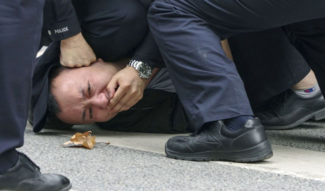 지난달 27일 중국 공안(경찰)이 상하이의 한 거리에서 열린 중국 방역 정책 비판 시위 참가자를 제압하는 모습. /AP연합뉴스