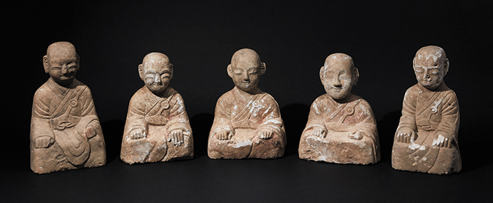 전라남도 담양 서봉사 터에서 발견된 나한들. 나주 불회사 나한들보다 훨씬 매끈하고 세밀하게 조각돼 있어요. 석질이 무른 석회암을 써서 그렇답니다. /국립전주박물관