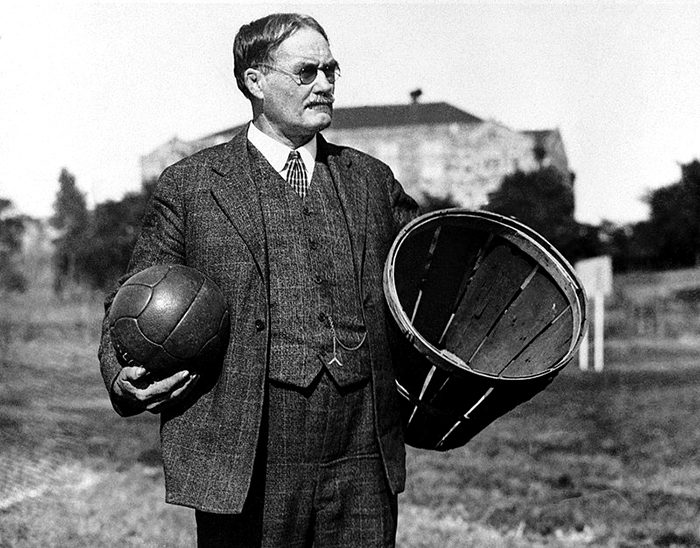 농구의 창시자 제임스 네이스미스가 초창기에 사용한 공과 바구니(basket)를 들고 있어요. /위키피디아