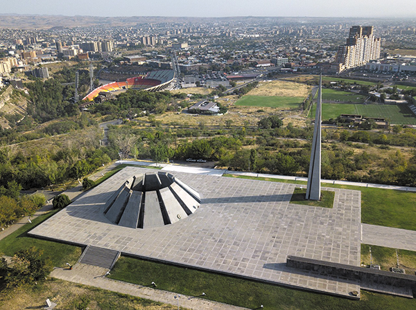 아르메니아 수도 예레반에 있는 대학살 추모비. /위키피디아
