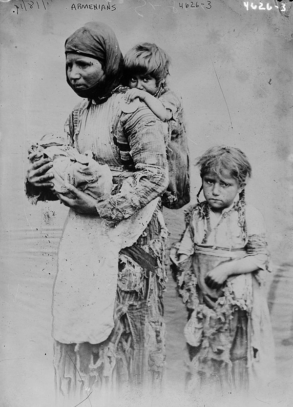 1894~1896년 술탄 압둘 하미드 2세의 아르메니아인 학살로 남편이 죽자 자녀와 함께 도망친 아르메니아 여성. /위키피디아