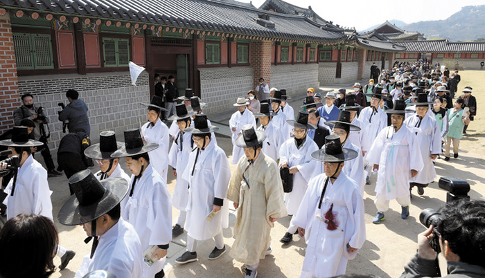 지난달 27일 서울 경복궁에서 열린 퇴계 이황의 귀향길 재현 행사. 1569년 퇴계 이황이 임금에게 사직 상소를 올리고 떠난 마지막 귀향길 모습을 재현했어요. /뉴시스