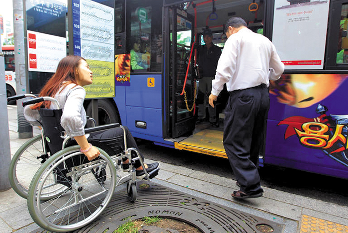 휠체어를 탄 사람도 버스에 탈 수 있도록 계단을 없애고 바닥을 낮춘 저상버스의 모습. /장련성 기자