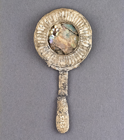 3세기 로마에서 사용한 것으로 추정되는 유리 거울. /미 메트로폴리탄 박물관