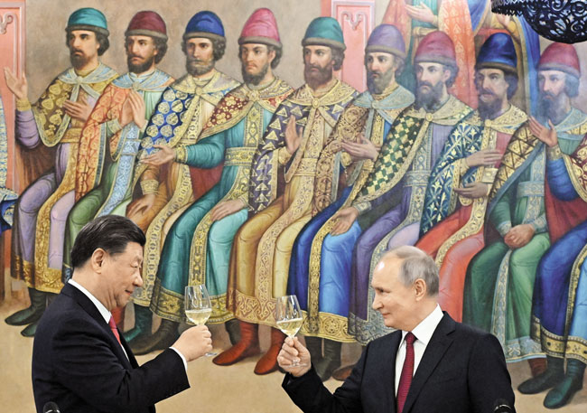 지난 3월 시진핑(왼쪽) 중국 국가주석과 블라디미르 푸틴 러시아 대통령이 모스크바 크렘린궁에서 건배하는 모습. /로이터 연합뉴스