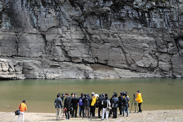 울산 울주군 대곡리 반구대 암각화의 모습. 하천 건너 보이는 평평한 암면이 반구대 암각화예요. /남강호 기자