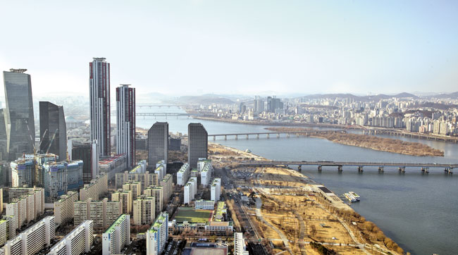 서울 영등포구 63빌딩에서 바라본 여의도 한강변 건물 모습. /박상훈 기자