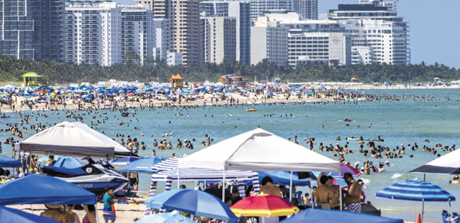 지난달 30일(현지 시각) 미국 플로리다주 마이애미 해변. 해변을 따라 늘어선 건물이 보여요. /EPA 연합뉴스