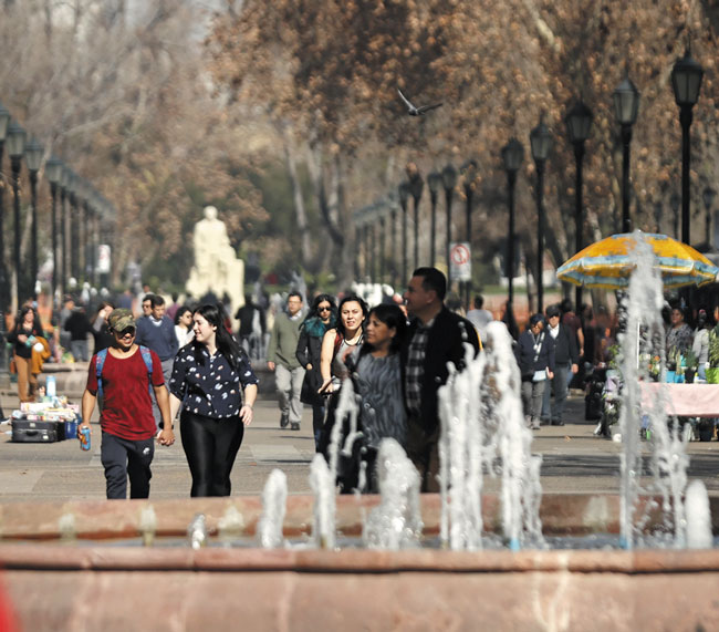 지난 3일 칠레 수도 산티아고에서 반팔을 입은 사람들이 길을 걷고 있어요. 칠레를 비롯해 아르헨티나, 브라질 등 남미에선 8월이 겨울철인데, 올해는 엘니뇨 때문에 최고 기온이 30도를 넘는 고온 현상을 겪고있대요. /EPA 연합뉴스