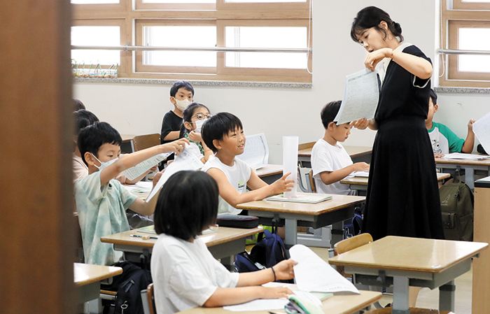 17일 오전 여름방학을 마치고 개학한 경기 수원시 영통구 이의초 3학년 1반 학생들이 수업을 받고 있어요. /뉴스1