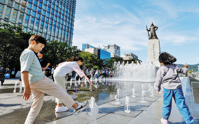 맑고 시원한 가을 날씨였던 2일 서울 종로구 광화문 광장 분수대에서 어린이들이 놀고 있어요. /뉴스1