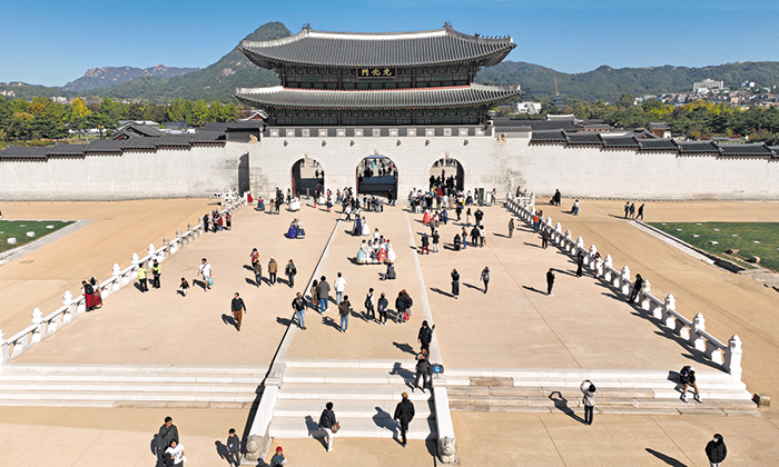 22일 서울 종로구 광화문 앞에서 사람들이 새로 복원된 광화문 월대를 둘러보고 있어요. /남강호 기자