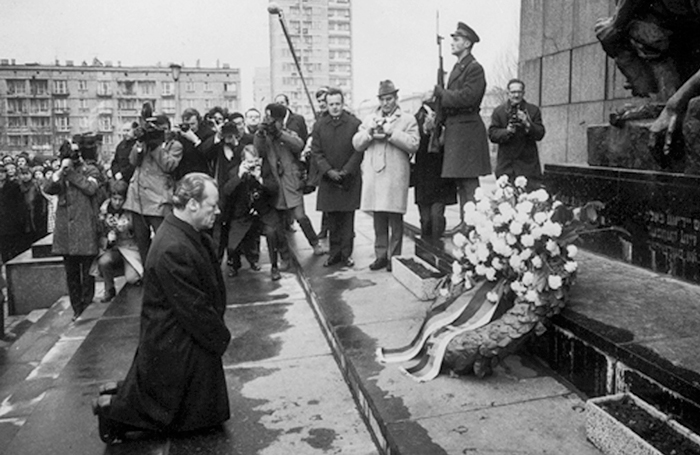 폴란드 바르샤바 ‘게토 봉기 기념비’ 앞에 무릎 꿇은 빌리 브란트. /미국 국립 2차 세계 대전 박물관