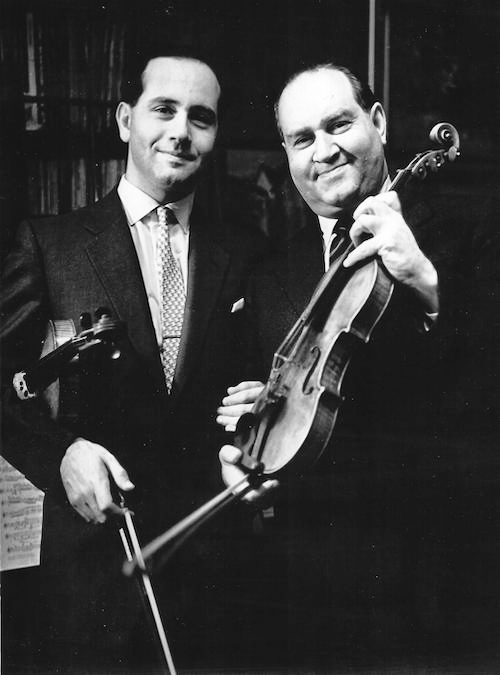 오이스트라흐(오른쪽)가 대를 이어 바이올리니스트가 된 아들 이고리 오이스트라흐(왼쪽)와 함께 서서 미소를 짓고 있어요. 오이스트라흐 가문은 아들 이고리뿐만 아니라 손자 발레리까지 3대에 걸쳐 바이올린을 연주하고 있답니다. /바이올리니스트 닷컴