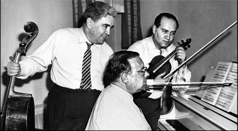 20세기 중반 소련을 대표하는 ‘피아노 3중주’ 팀을 이뤘던 ‘오이스트라흐 트리오’. 사진은 오른쪽부터 오이스트라흐(바이올린), 레프 오보린(피아노), 스비아토슬라프 크누세비츠키(첼로). /브릴리언트 클래식