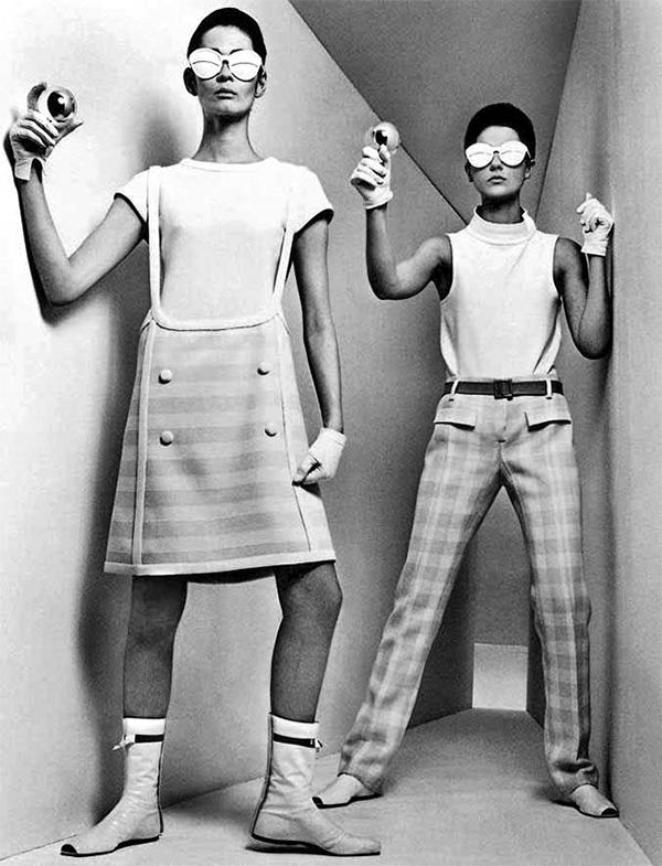1964년 프랑스 디자이너 앙드레 쿠레주가 발표한 의상을 입은 패션 모델들. 당시 우주복에서 영감을 받은 디자인이라고 해요. /더패션북