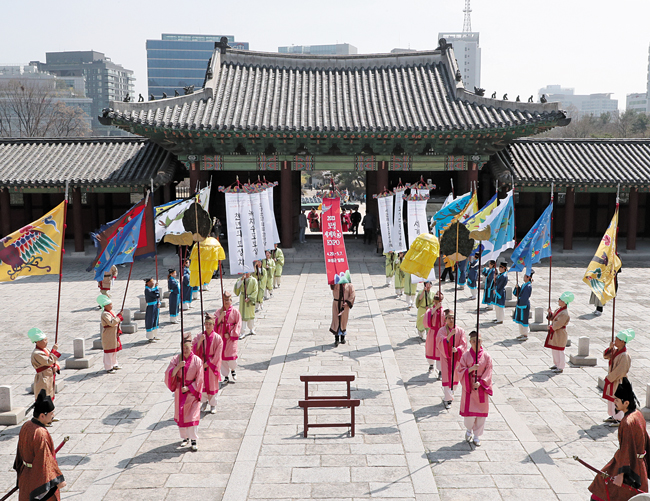 지난해 3월 경희궁에서 조선 시대 왕에게 차(茶)를 진상하던 행렬을 재현하는 행사가 열린 모습이에요. /남강호 기자