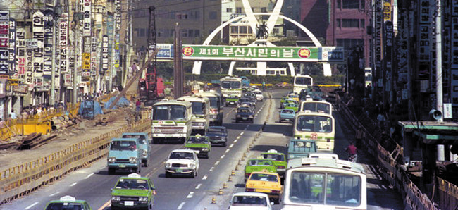 1980년 10월 5일 부산 시내에 '제1회 부산 시민의 날'을 알리는 현수막이 내걸렸어요. 부산대첩 승전일인 이날을 매년 기리며 부산 시민들이 선열의 순국 정신을 시민 정신으로 발전시켜 가겠다는 의미래요. /부산박물관