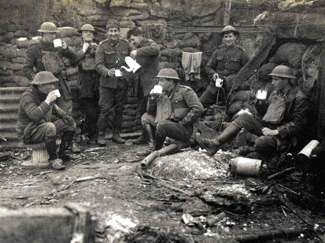 1918년 영국 군인들이 1차 세계대전 도중에 주전자로 차를 따라 마시며 쉬고 있어요. 보도 사진가 해리슨 베일리가 찍은 사진. /영국 국립육군박물관