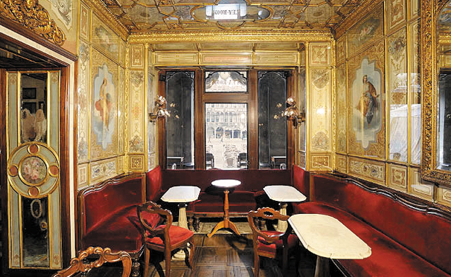 이탈리아에서 가장 오래된 카페 '카페 플로리안'의 실내가 황금빛과 붉은빛으로 화려하게 꾸며져 있어요. 1720년 베네치아 산마르코 광장에 문을 연 뒤 모차르트 등 많은 예술가가 애용했다고 해요. /위키피디아