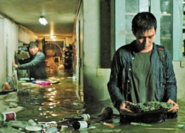 갑작스러운 폭우로 경제적 약자층이 사는 반지하집이 물에 잠기는 모습을 그린 영화 '기생충'의 한 장면. /CJ ENM