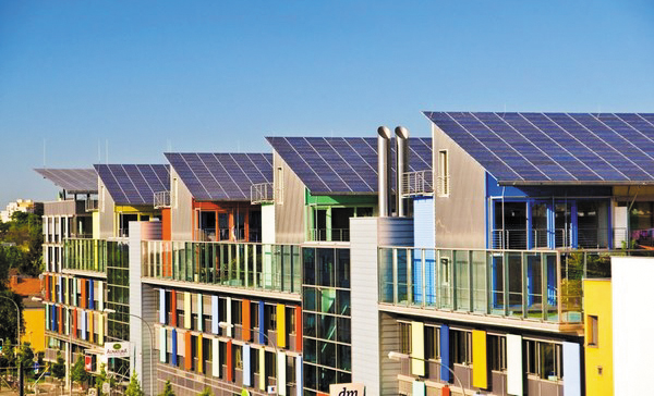 독일 프라이부르크의 건물 지붕에 태양광 집열판을 설치해 친환경 에너지를 만들어내고 있어요. /프라이부르크관광청