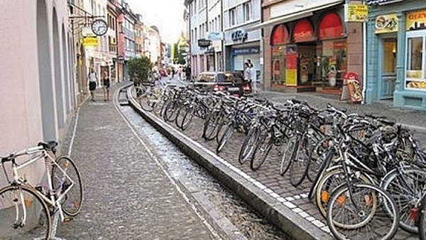 수많은 자전거가 도로변에 줄줄이 주차한 프라이부르크 도심. 이 도시는 차보다 자전거를 타기 좋은 교통 시스템을 갖췄대요. /프라이부르크관광청