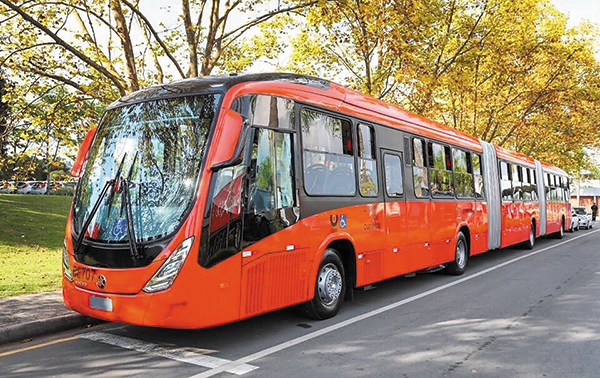 브라질의 공업 도시인 쿠리치바에서 운행하는 ‘굴절 버스’는 버스 여러 대를 하나로 묶은 것처럼 길쭉한 모양이에요. 일반 버스보다 더 많은 손님을 태울 수 있죠. /박용남 지속가능도시연구센터 소장