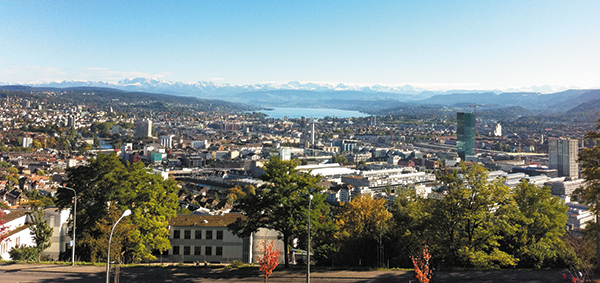 스위스 취리히 시내에 나무와 수풀이 우거져 있어요. 도로에 덮여 있던 하천 628곳을 복원하자 도시 속 하천 생태계가 되살아났어요. /위키피디아