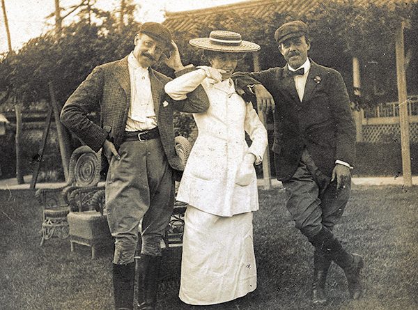 1905년 대한제국을 찾은 앨리스 루스벨트(가운데) 일행이 주한미국 공사관(현 미국 대사관저)에서 기념 촬영을 하고 있어요. 미국 26대 대통령 시어도어 루스벨트의 딸인 앨리스는 방한 중에 돈덕전에 묵었어요. /일러스트레이티드 런던 뉴스