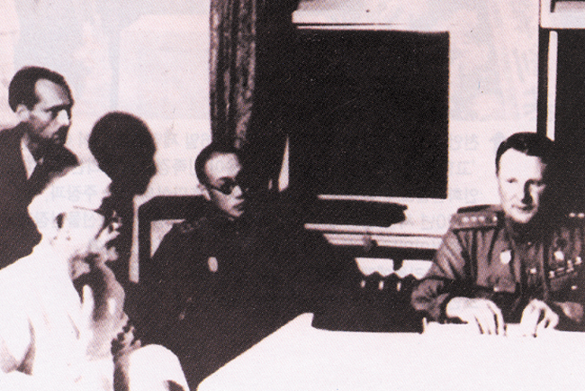 1945년 8월 평양에서 열린 일본군 항복식에 한국인 대표로 참석한 조만식(왼쪽). 가운데가 일본군 평양사관구 사령관 다케시타 요시하루 중장, 오른쪽은 소련군 25군 사령관 치스차코프 대장. /위키피디아