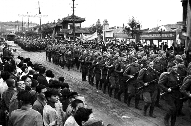 1945년 8월 평양에 들어온 소련군이 행군하는 모습을 평양 시민들이 지켜보고 있어요. /조선일보DB