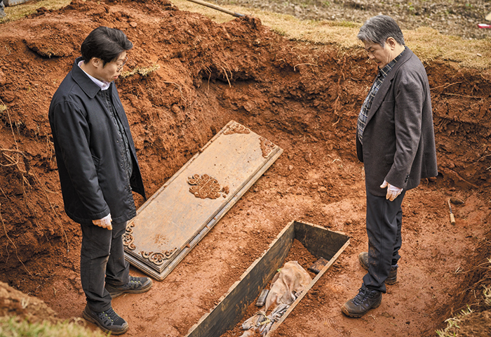 조상 묘가 놓인 땅의 형세가 후손의 운명을 바꾼다는 ‘풍수지리설’을 다룬 영화 ‘파묘’. /쇼박스