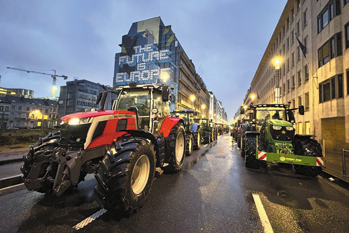 26일 오전(현지 시각) 농민들이 트랙터를 몰고 유럽연합(EU) 본부 격인 EU 집행위원회(EC)가 위치한 벨기에 수도 브뤼셀 도심 도로를 막는 시위를 펼치고 있어요. 농민들이 EU 농업 정책 등에 반발하며 이날 EU 회원국 장관이 모이는 회의에 맞춰 벌인 시위예요. /AP연합