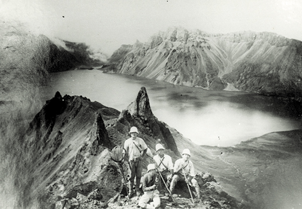 1933년 석주명(왼쪽에서 셋째)이 백두산 채집 여행에서 산꼭대기 호수 ‘천지’를 배경으로 기념 사진을 찍는 모습. /단국대
