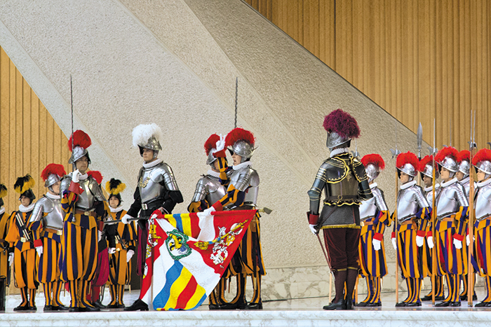 스위스 용병들이 2013년 바티칸 교황청에서 충성 서약식을 하는 모습. /위키피디아