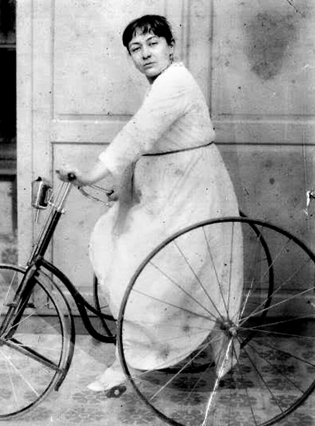 토푸즈 또는 그의 딸로 추정되는 인물이 자전거를 타는 시늉을 하며 사진을 찍고 있어요. 토푸즈가 태어난 19세기 말부터 서구권을 중심으로 여성도 자전거를 타는 문화가 생겨났어요. /위키피디아