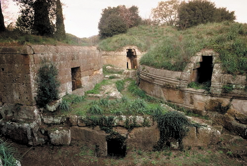 과거 이탈리아 중부 지방에 살았던 에트루리아인들이 만든 공동묘지 유적. 무덤이지만 마치 사람이 사는 것처럼 집과 도로를 만들어놨기 때문에 ‘죽은 자들의 도시(네크로폴리스)’라고 불려요. /유네스코
