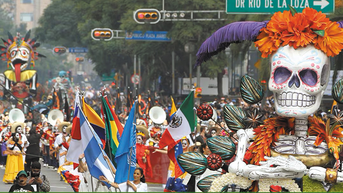 2019년 10월 27일(현지 시각) 멕시코 사람들이 ‘죽은 자들의 날(Day of the Dead)’ 축제를 앞두고 길거리 행진을 벌이는 모습이에요. 매년 11월 초 멕시코에서는 죽은 자들이 잠시 이승으로 돌아온다고 믿고 그들을 환영하는 축제를 벌인답니다. /EPA 연합뉴스