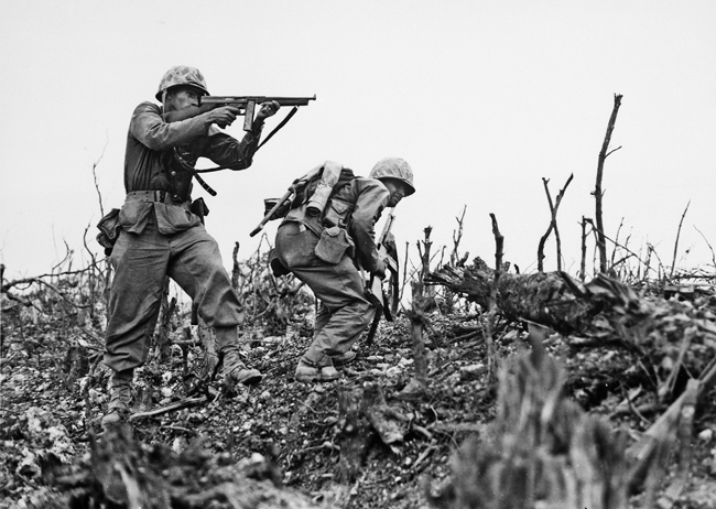 1945년 오키나와현에서 전투를 치르는 미군들. /위키피디아