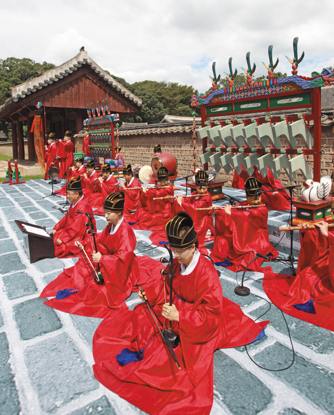 2015년 서울 종로구 종묘 영녕전 앞에서 종묘제례악 공연이 열리는 모습. /장련성 기자