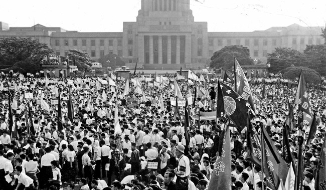 1960년 6월 18일 일본 도쿄 국회의사당 앞에서 사람들이 미·일 군사동맹에 반대하며 시위하는 모습. /마이니치신문