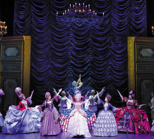 뮤지컬 '마리 앙투아네트' 공연 장면. 화려한 프랑스 왕실과 왕실의 복식 문화를 재현한 무대를 구경하는 재미가 있어요. /EMK뮤지컬컴퍼니