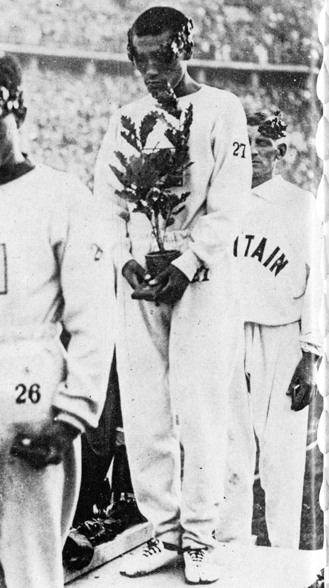 1936년 베를린 올림픽 마라톤 종목에서 금메달을 획득한 손기정 선수가 우승 기념으로 받은 나무로 일장기를 가린 채 고개를 숙이고 있어요. /손기정기념재단